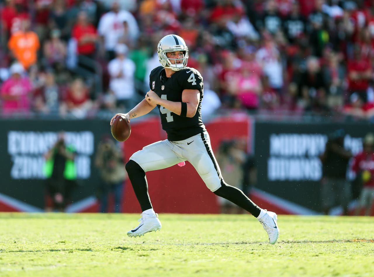 <b>Derek Carr – QB, Oakland Raiders</b>
<br>El quarterback de los Raiders dio un partido para la historia en el que lideró a su equipo a un regreso espectacular y la victoria en tiempo extra 30-24 sobre Tampa Bay. Carr completó 40 de 59 pases, logró 513 yardas por aire y cuatro touchdowns para llevar a Oaklans a récord de 6-2, el segundo mejor de la AFC.
