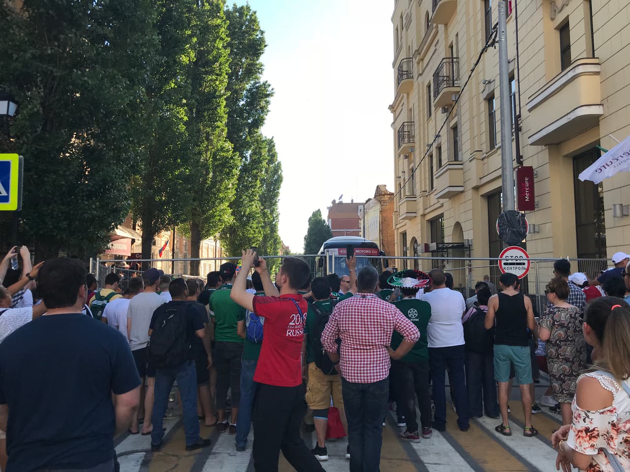 Este es el ambiente que empezaron a generar los aficionados mexicanos previo al partido contra Corea del Sur que se efectuará este sábado en Rostov.