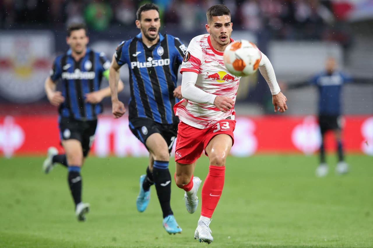 La pelota se disputaba arduamente en todos los sectores de la cancha.