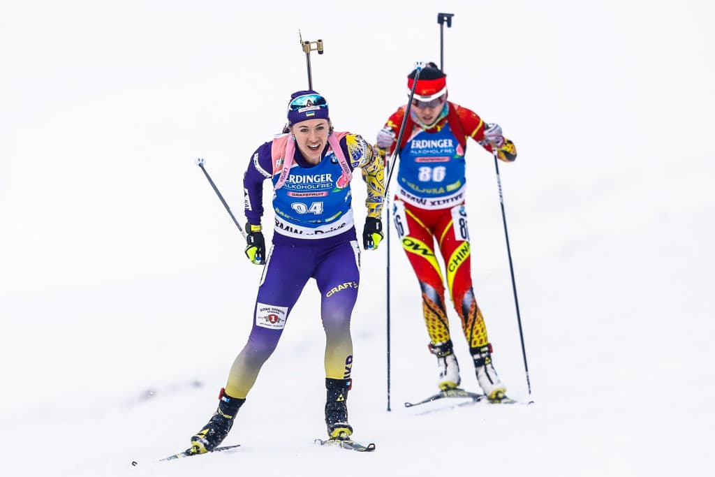 Esta es la competencia de 15 kilómetros para mujeres, quienes, como se puede apreciar, portan un rifle, pues se asoma saliente el cañón de sus armas de aire.
