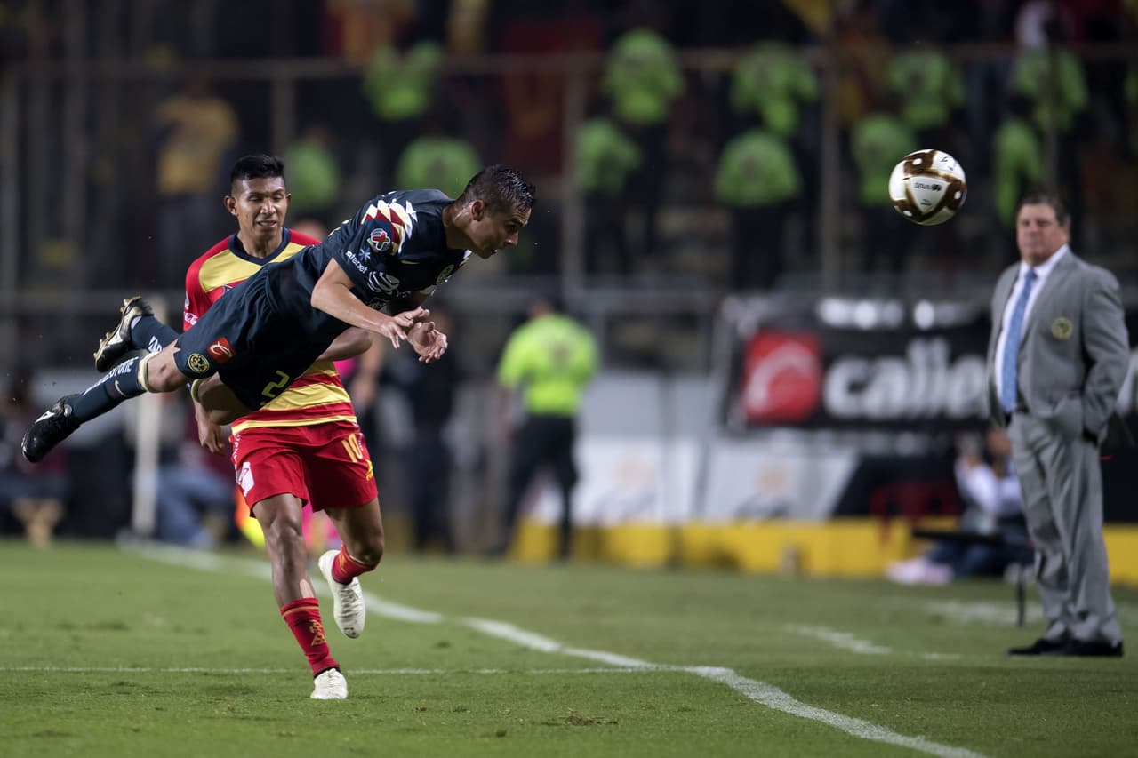 ¡Vuela, vuela! Paul Aguilar se suspende en el aire ante la mirada atenta de Miguel Herrera