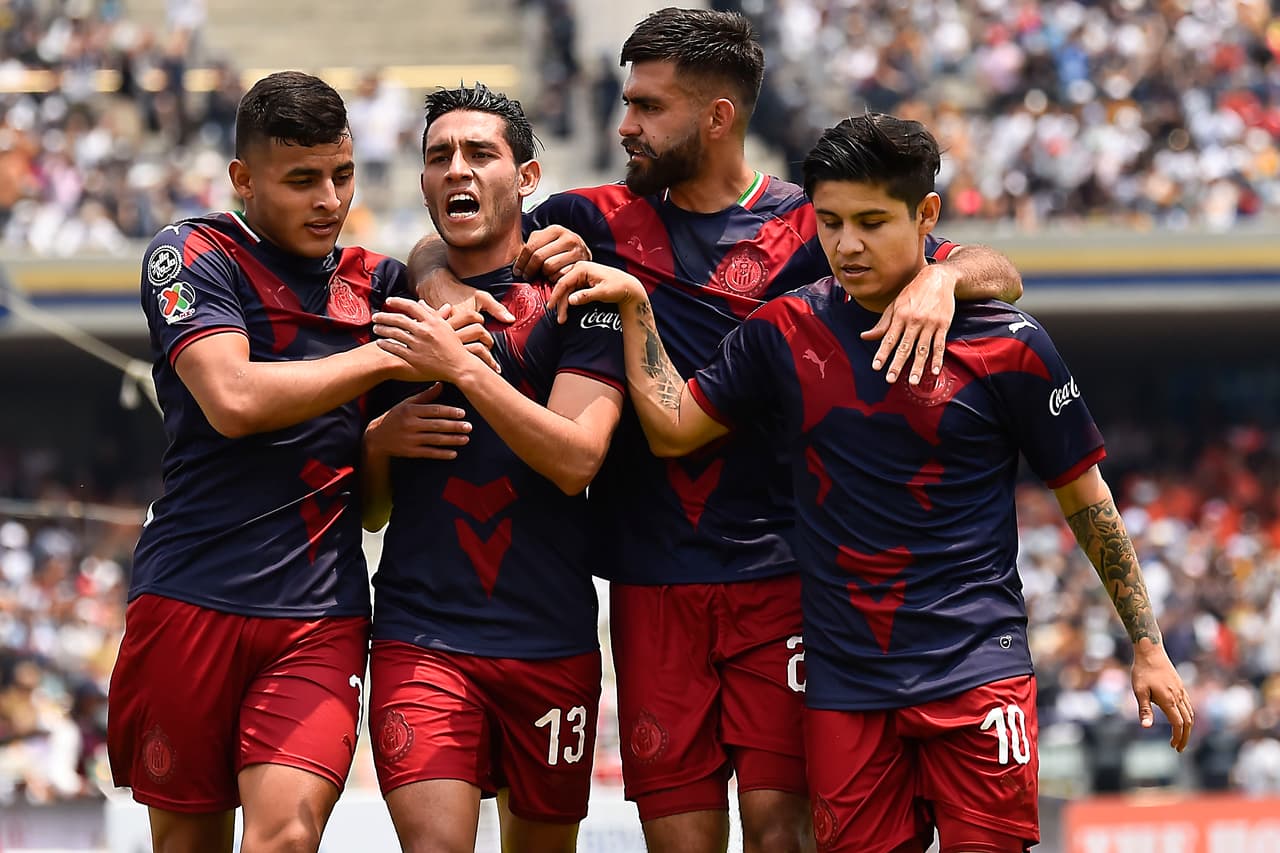 Después de un claro penal, el mediocampista Walter Sandoval (13) le dio el empate provisional a Chivas por 1-1 al minuto 31', cortando una racha del equipo de 404 minutos sin gol.