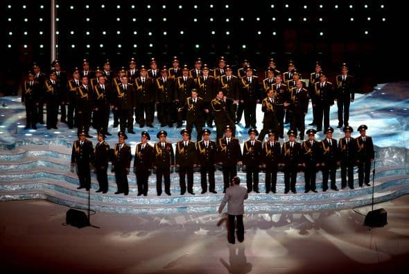 Pocos instantes después la megafonía presentó a Putin y al presidente del COI, Thomas Bach, los espectadores se pusieron de pie y un coro masculino interpretó el himno de Rusia.