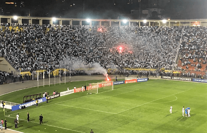 A los 80 minutos del juego de vuelta entre Santos e Independiente, que se llevó a cabo en el Estadio Pacaembú de Sao Paulo, el partido fue parado por el árbitro por los disturbios de la afición local.