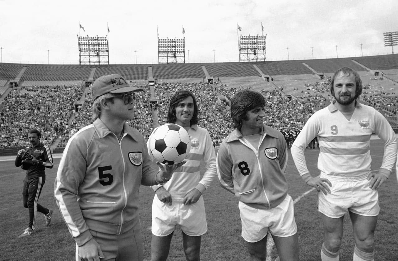 La gran admiración que sentía por Elvis Presley, Little Richard y Jerry Lee Lewis, le hizo cambiar la música clásica por el rock. A finales de los años sesenta, Reginald vivía de presentaciones en pubs londinenses.