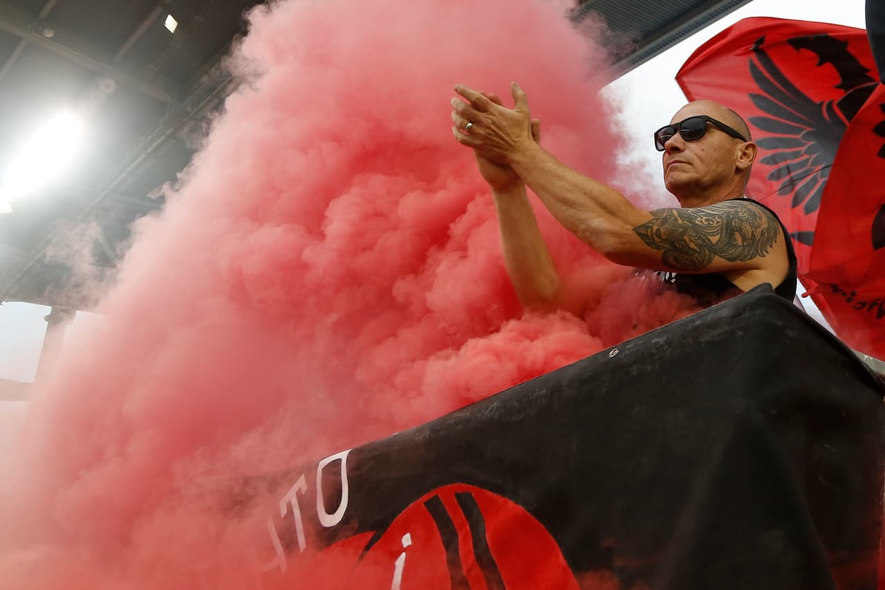 En los malos momentos deportivos -como el que atraviesa Toronto- sus hinchas se congregan para dar el presente.
<br>