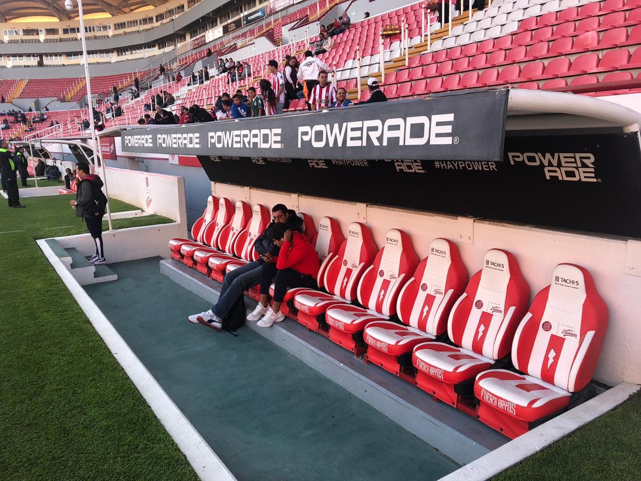 La gente comienza a llegar al Estadio Victoria para contemplar el encuentro amistoso entre Necaxa y Chivas.