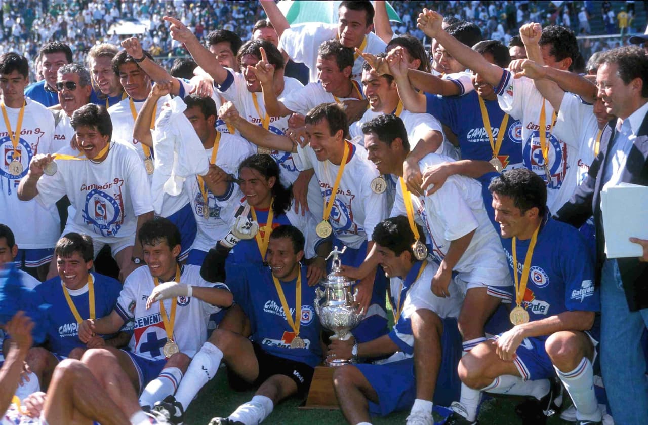 El último título de Cruz Azul fue en el Torneo de Invierno de 1997. El único jugador vigente en el equipo de esa época es el arquero Oscar 'Conejo' Pérez.