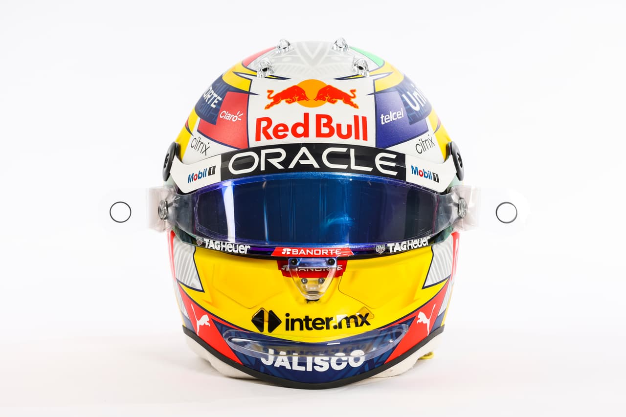 El piloto mexicano Sergio 'Checo' Pérez modelo su nuevo casco, noticia que tardó segundos en darle la vuelta al mundo entero.