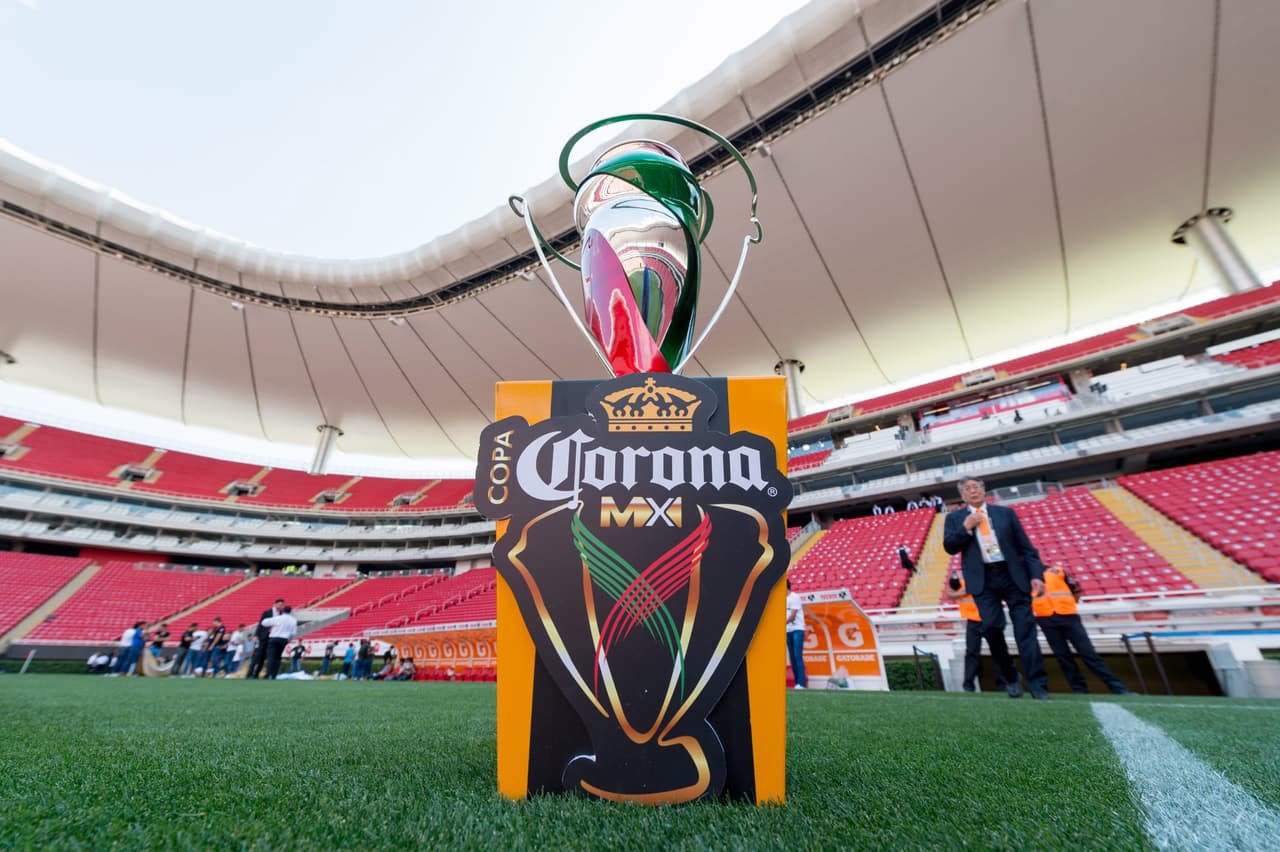 La final de la Copa MX en Guadalajara entre Chivas y Morelia se vio enmarcada por el colorido característico de este tipo de encuentros, con la belleza de porristas y fanáticas y con la fiesta que se vive en las tribunas. El trofeo tricolor es al final el más anhelado.