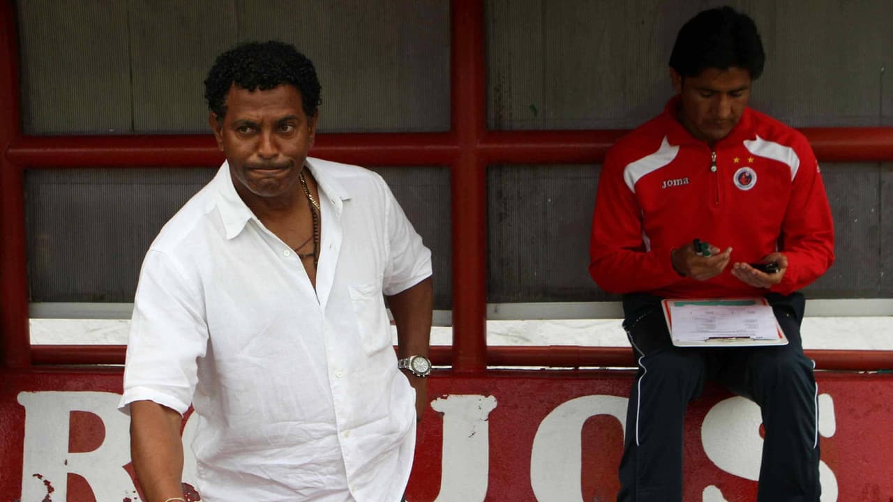 Aunque intentó seguir en la cancha luego del retiro, 'el Negro' ha encontrado su lugar en los medios de comunicación; en Twitter normalmente es muy activo y polémico.