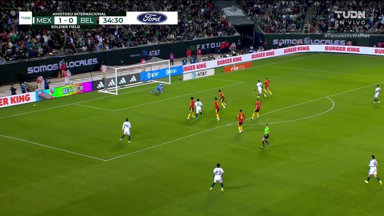 ¡TIRO ATAJADO! disparo por Julián Quiñones.