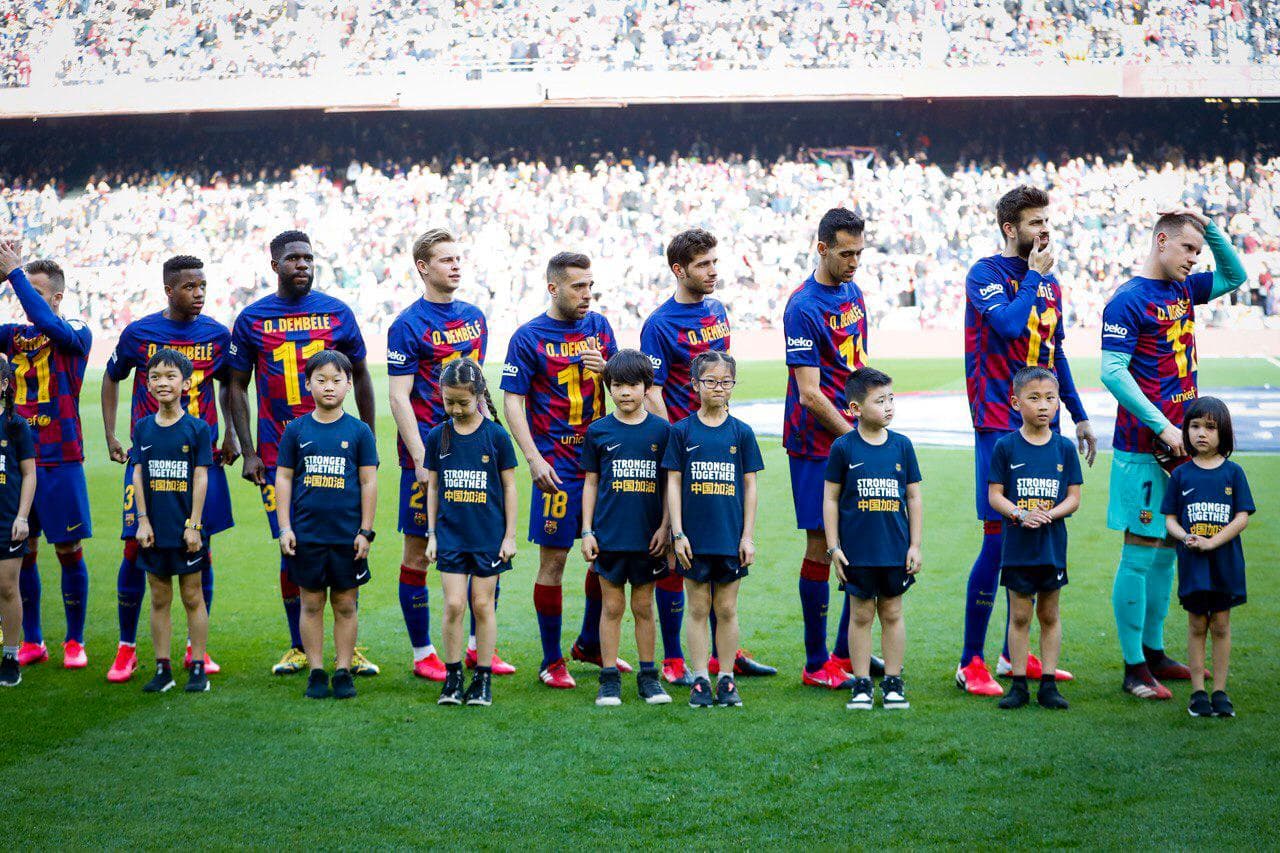 Saltaron a la cancha portando playeras conmemorativas en respaldo a Dembelé.
