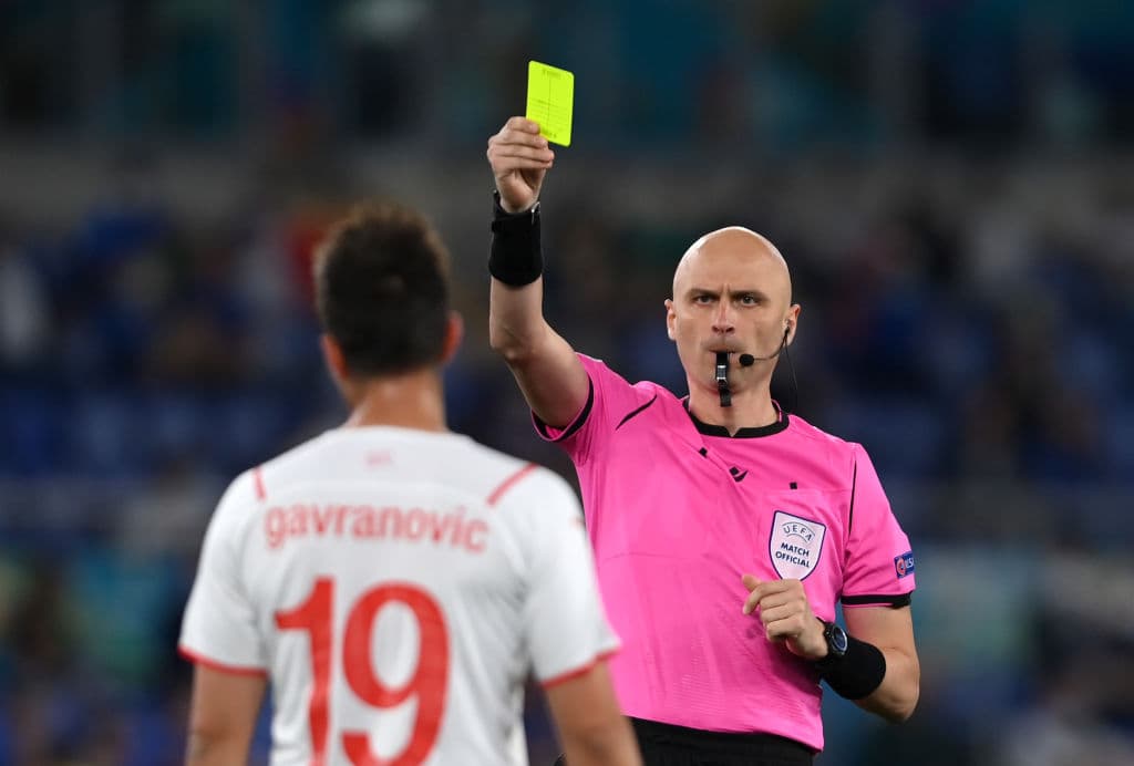 Italia golea a Suiza 3-0 y asegura ya su pase a octavos de final de la Euro 2020. Locatelli propinó un doblete, mientras que Immobile aportó un gol para su victoria. La escuadra 'Azurra' no ha recibido goles desde el 14 de octubre del 2020.