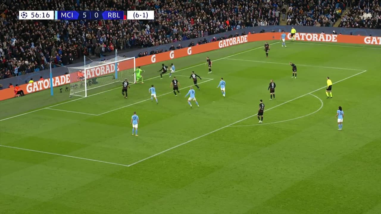 ¡TIRO ATAJADO! disparo por Riyad Mahrez.