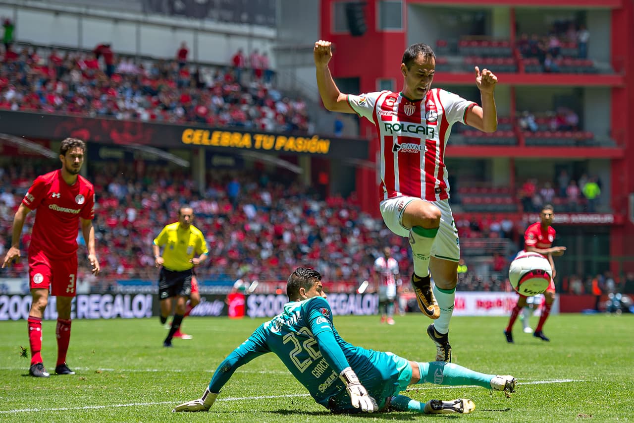 En el segundo tiempo, Necaxa tuvo las jugadas más claras, aprovechó los espacios que Toluca le dejó al irse al frente.