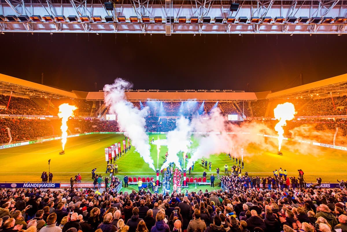 Una auténtica fiesta fue la que recibió a los protagonistas en el Phillips Stadion con el regreso de la Eredivisie.