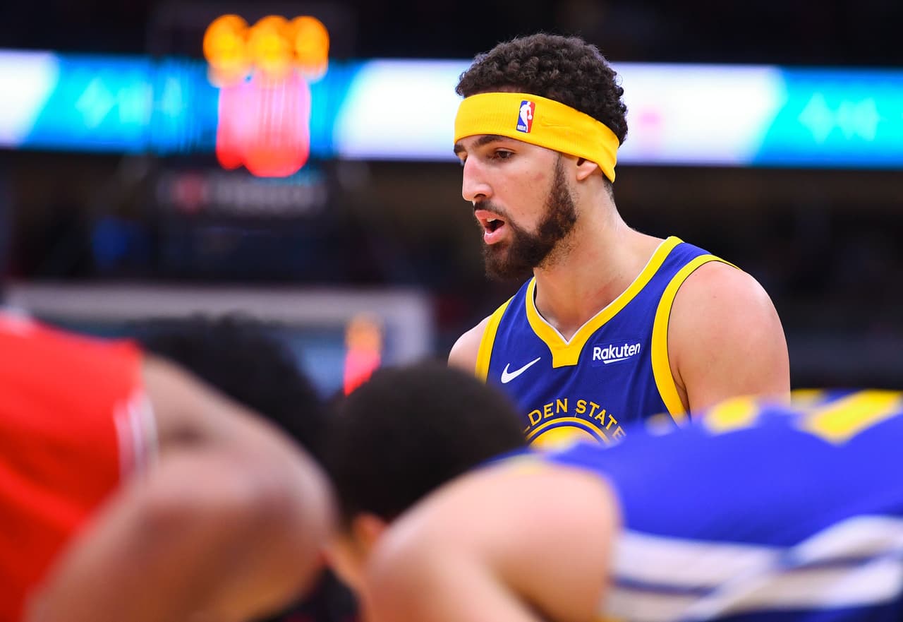 Thompson fue apilando triple tras triple y sus compañeros estaban complacidos en entregarle el balón al caliente tirador.