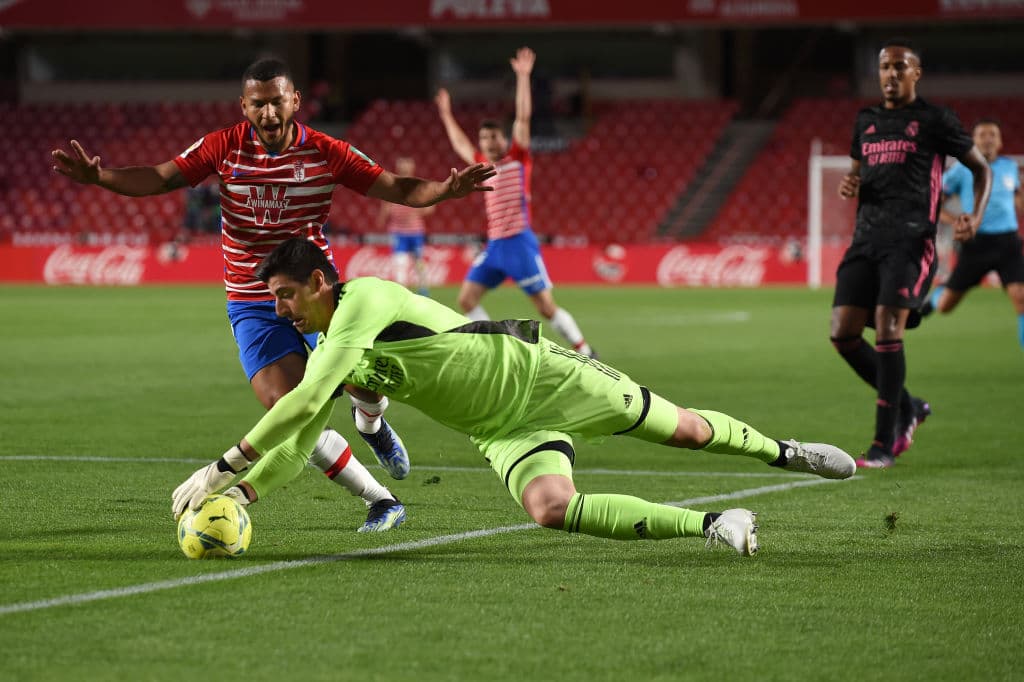 El Real Madid muestra su poderío y con los goles de Luka Modric, Rodrygo, Ávaro Odriozola y Karim Benzema, el Real Madrid golea 1-4 al Granada y aprietan al Atlético de Madrid en la pelea por el título de La Liga.