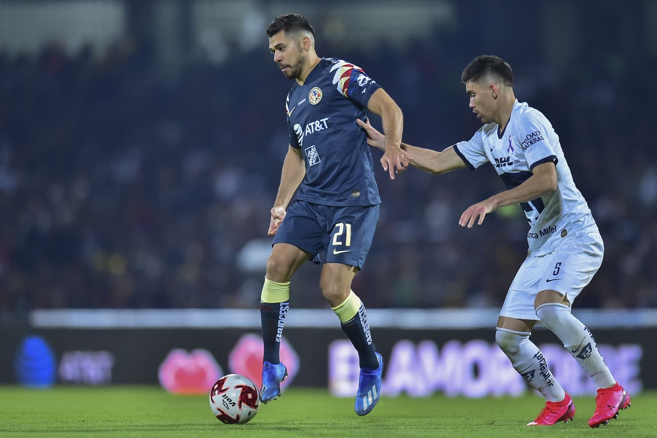 Henry Martin trata de hacer una pared con Paul Aguilar pero el defensa le manda el balón demasiado largo.
