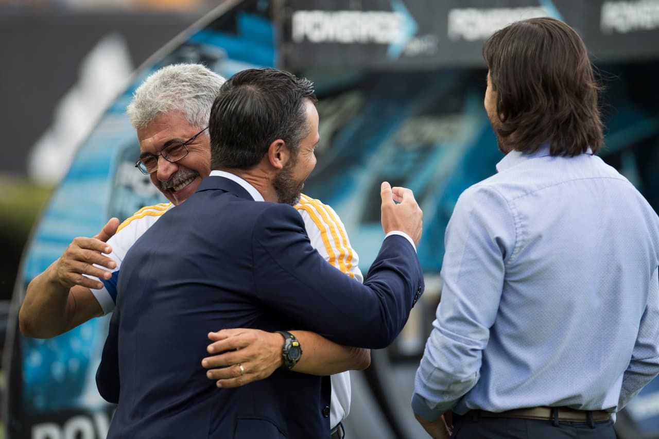 Ricardo Ferretti y Rafael Puente del Río se saludaron afectuosamente.