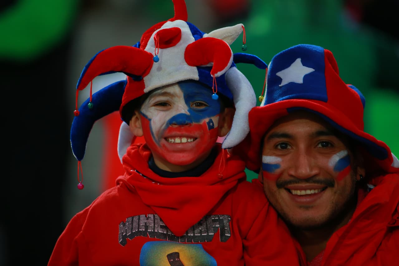 Los niños no podían faltar en la tribuna, aquí vemos a un pequeño chileno apoyando a la roja.