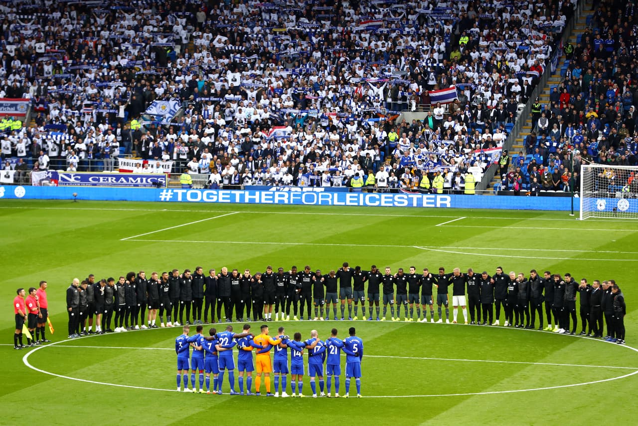 El minuto de silencio en Cardiff no solo fue por los caídos de la Primera Guerra Mundial, sino también por el presidente del Leicester. Todos los viajeros, incluido staff y cuerpo técnico, se unieron en brazos para honrar la memoria del tailandés.
