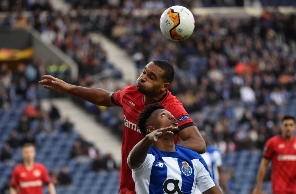 Jonathan Tah le gana el balón por aire al delantero del Porto Ze Luis,