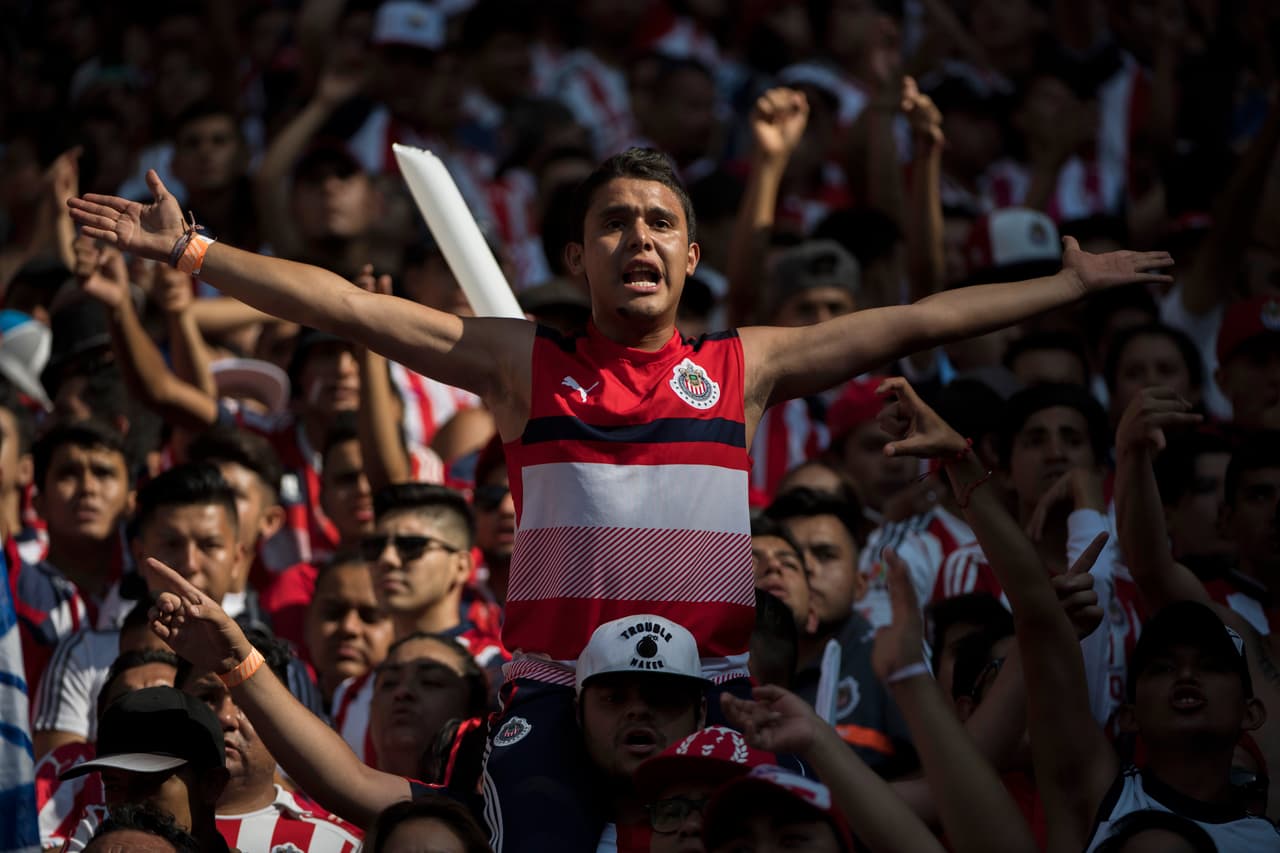 Aficionados de Chivas y Tigres disfrutaron de un gran espectáculo. Música, carne asada, sombreros, maquillajes, máscaras y banderas fueron la constante en el Estadio Chivas.
