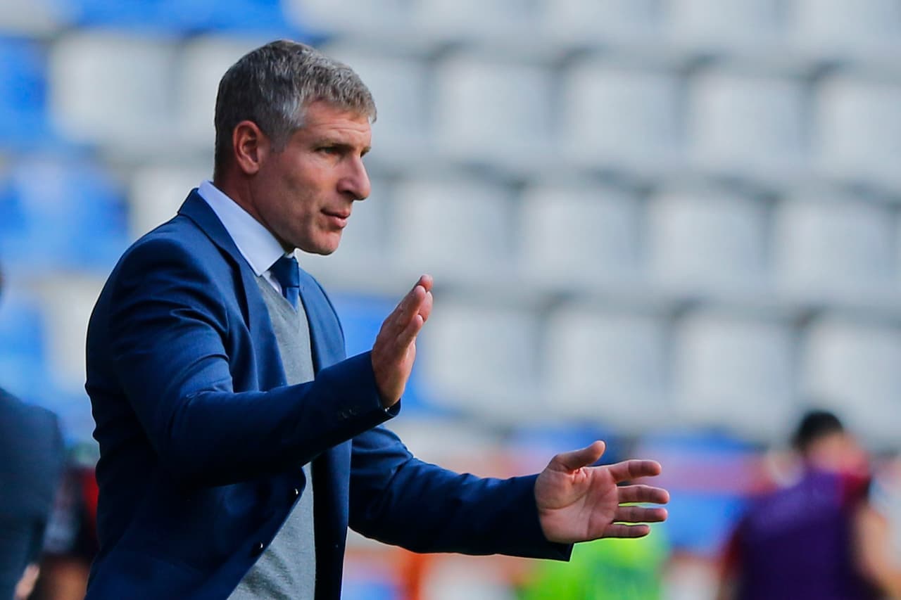 Martín Palermo lucía confiado en sus pupilos pero se mostraba intenso tras prevalecer el empate durante el primer tiempo.