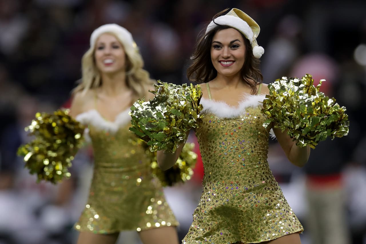 Los colores de la Navidad y personajes representativos como Santa Claus, el Grinch y los renos estuvieron en la jornada de la NFL, que tuvo en la belleza de las animadoras y la alegría de los fanáticos la combinación perfecta.