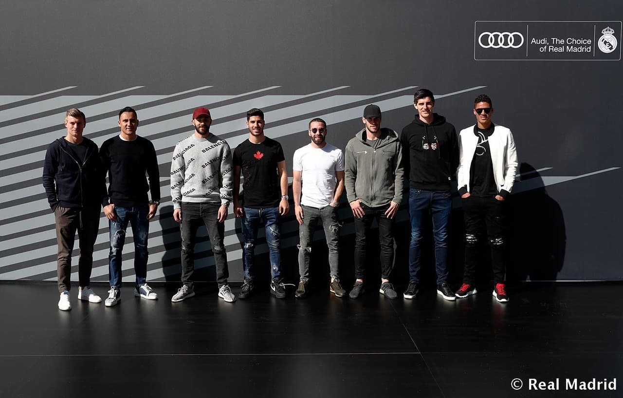 Los jugadores profesionales del Real Madrid recibieron este viernes su nuevo auto Audi. Entre sus máximas figuras, Sergio Ramos eligió una A8 50 TDI, Gareth Bale un e-tron 55, Marcelo un A7 Sportback 50 TDI y Karim Benzema una Q8 50 TDI al igual que Vinicus Jr.