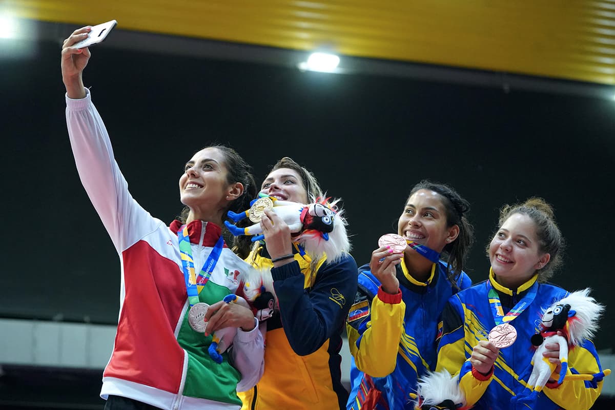 Nataly Michel celebra su medalla de plata con una selfie con las demás medallistas.