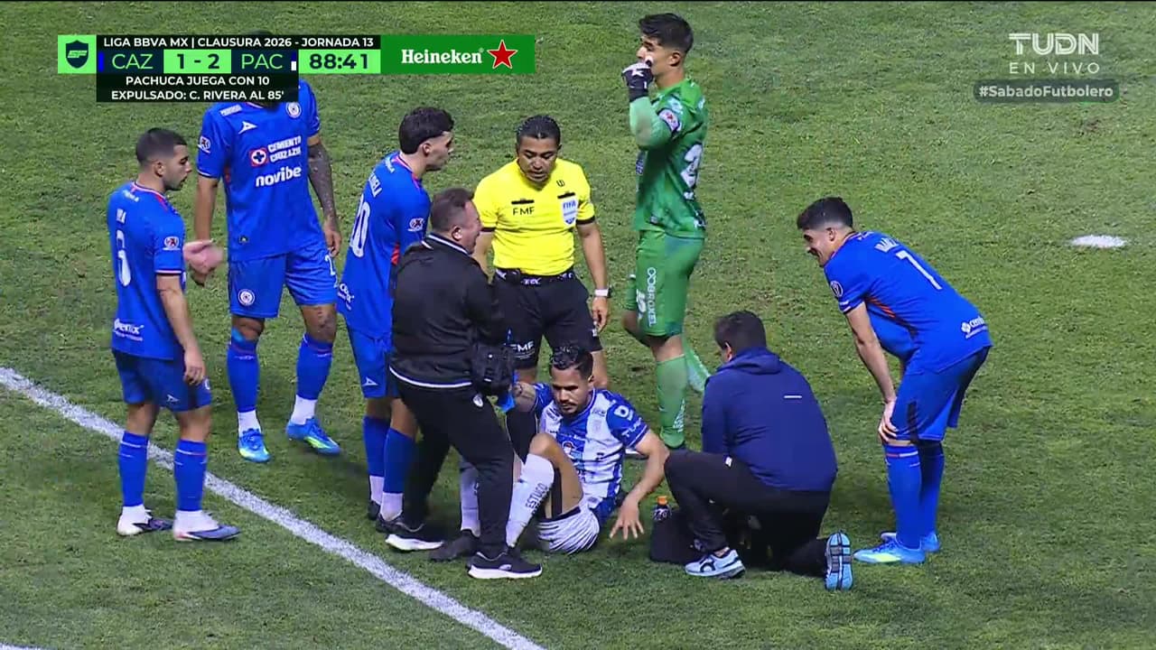 ¡Expulsión! El árbitro saca la roja directa a Víctor Guzmán.