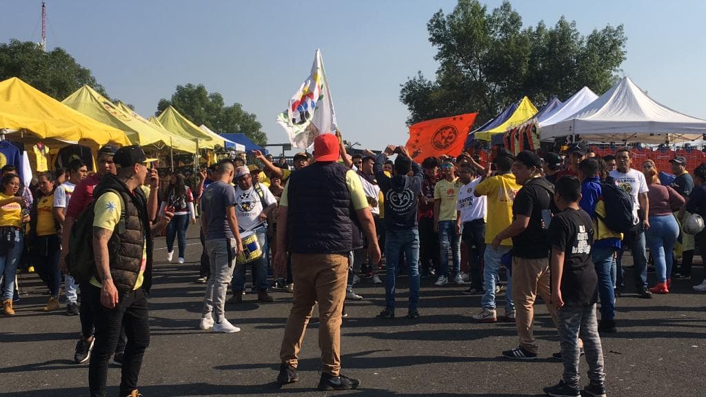 Cientos de fanáticos del América preparados para el juego contra Querétaro.
