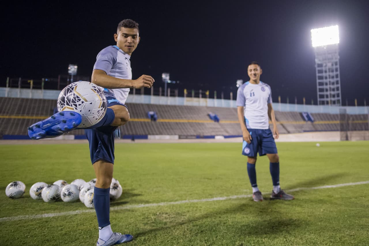 Orbelín Pineda y Roberto Alvarado disfrutan la noche jugando con el balón. Al que se le caigo patadita.