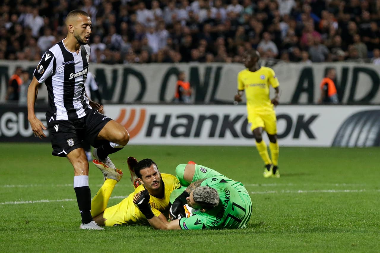 Pero la jugada que nos compete llegó en el minuto 90 cuando cayó en el área y acabó chocando con Alexandros Paschalakis.