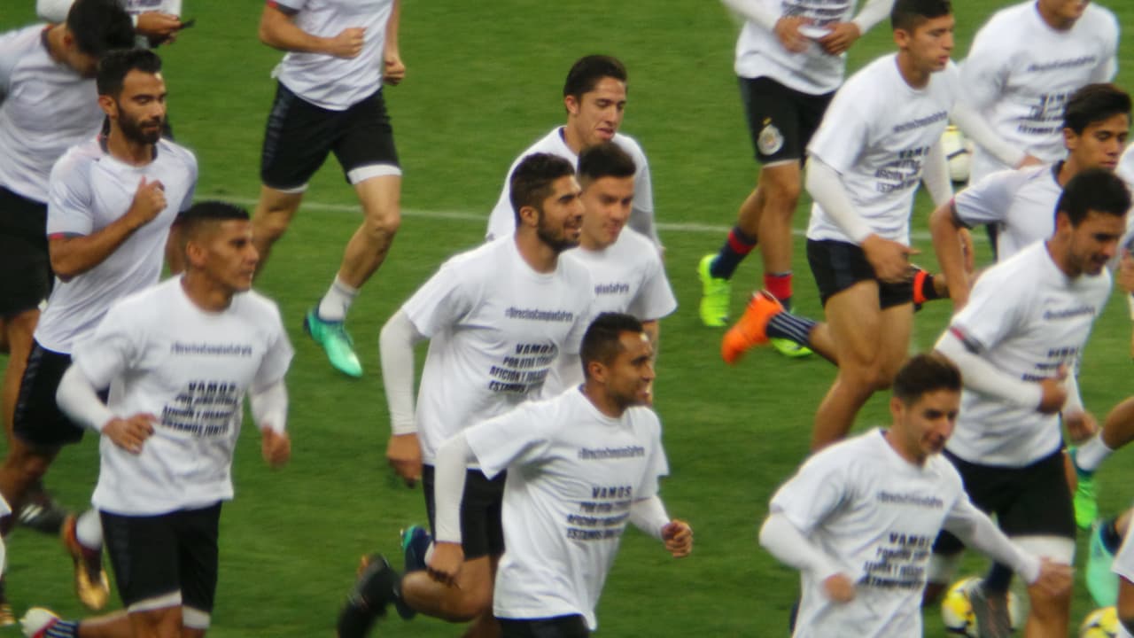 La polémica se tomó el último entrenamiento de las Chivas antes de la final de la Concacaf Liga de Campeones en el estadio Akron. Los jugadores del Rebaño cumplieron la sesión con unas playeras de protesta por la deuda que tiene la directiva con ellos en cuanto a unos premios pactados. El ambiente se caldea a menos de 24 horas del decisivo partido ante Toronto F.C.