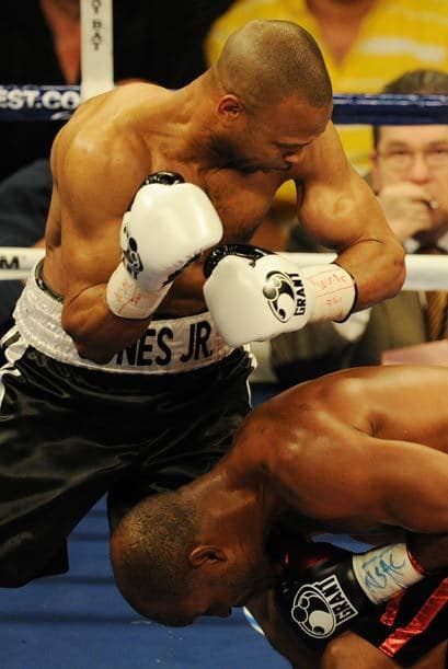 Roy Jones Jr. hizo gala de su vasto repertorio de golpes, incluyendo los de 'conejo'.