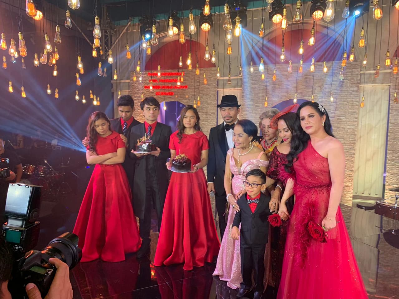 El boxeador filipino, Manny Pacquiao, festejó a lo grande su cumpleaños 41 en compañía de familiares y amigos.