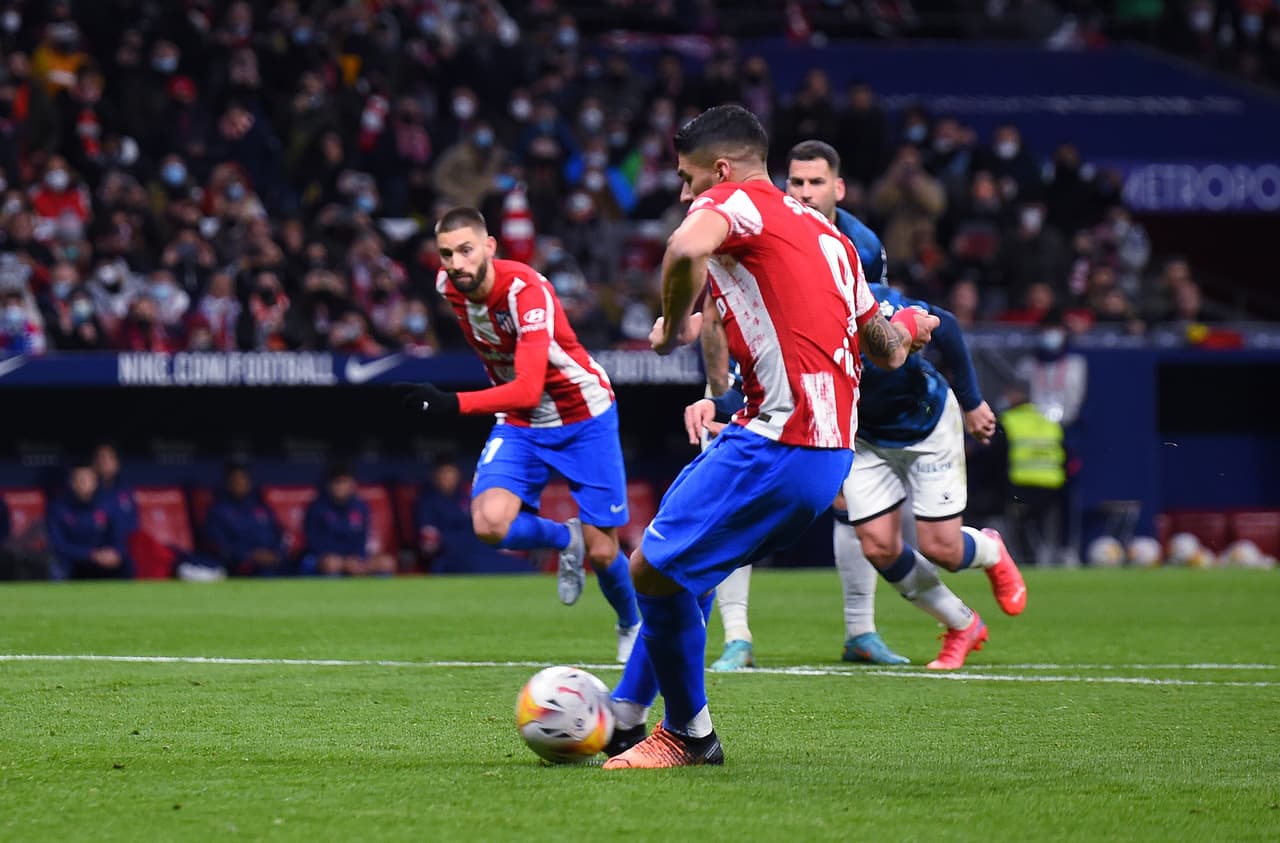 El Atlético de Madrid goleó al Alavés con sendos dobletes de Joao Félix y Luis Suárez.