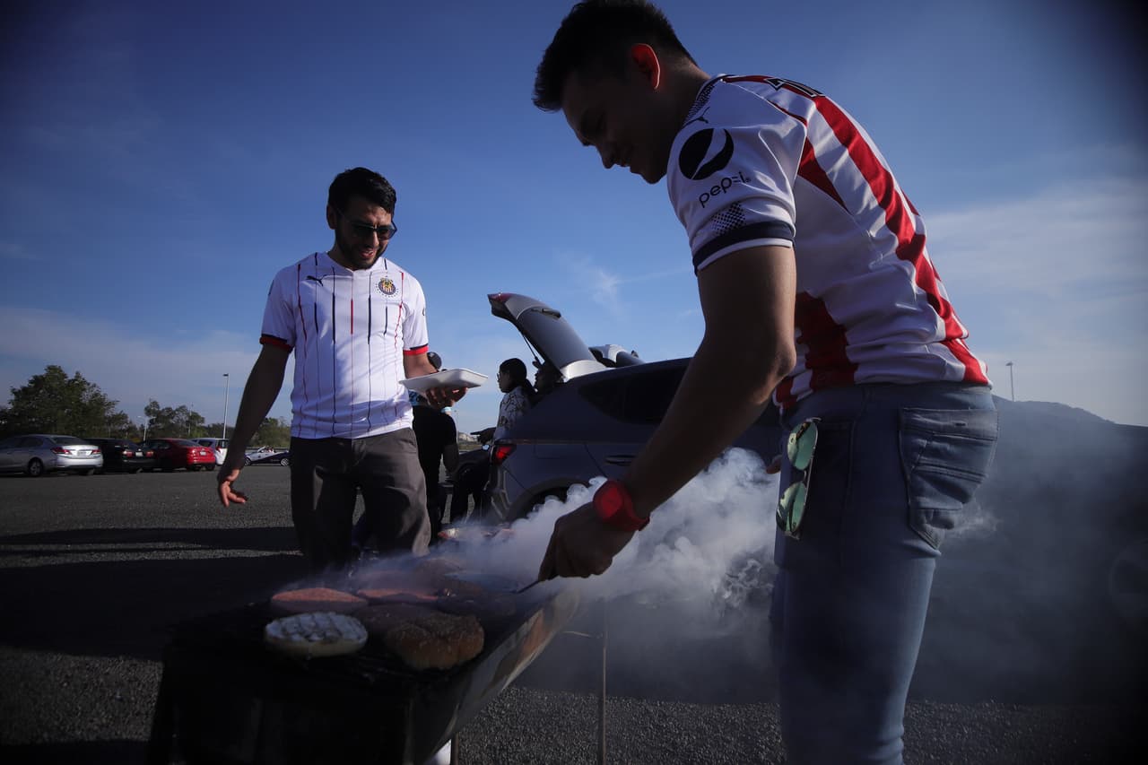 En el parqueadero del Estadio Akron los fanáticos de Chivas alistaron una buena cena.