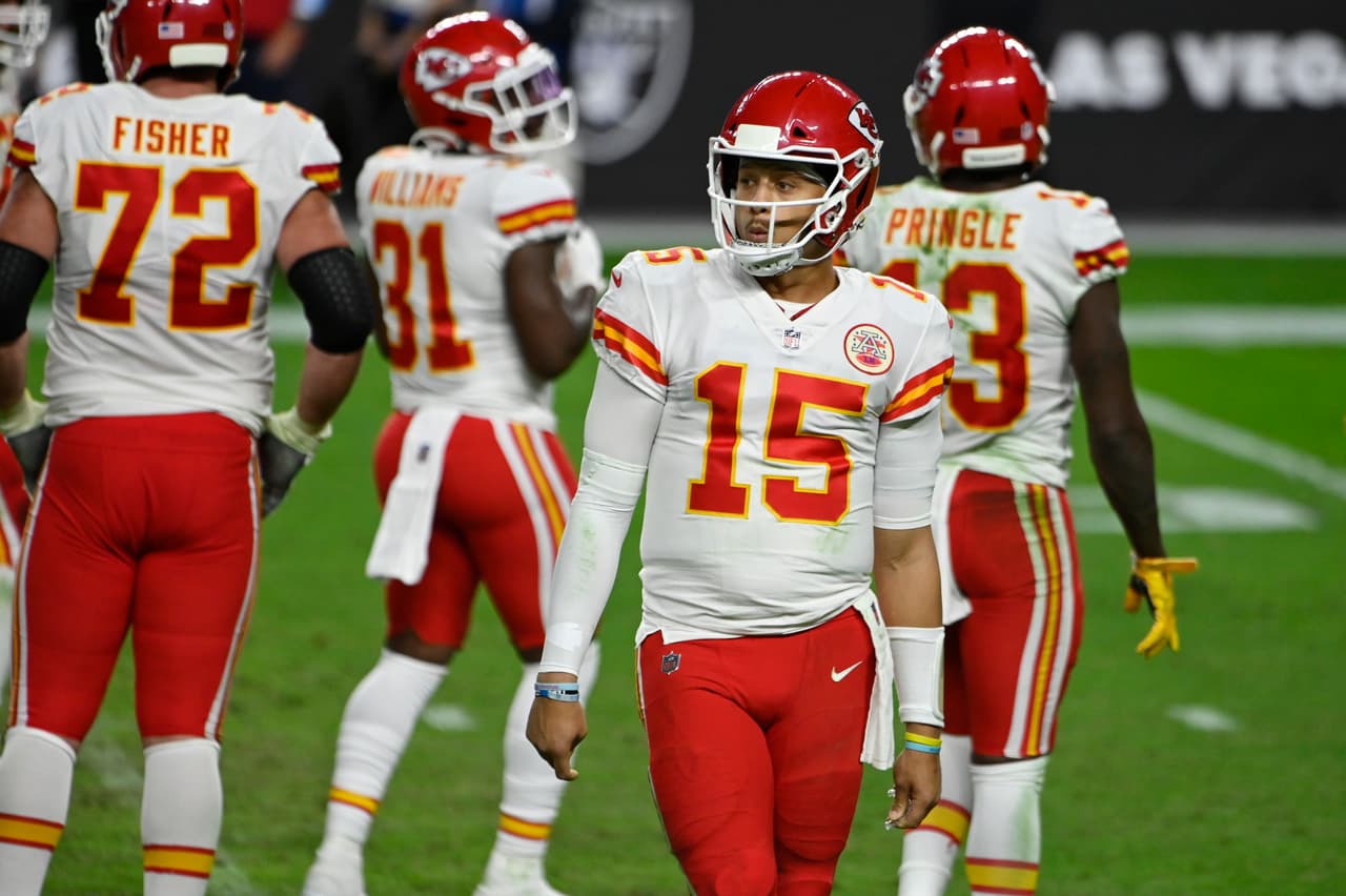 Con menos de dos minutos en el reloj, los Chiefs consiguen el touchdown de la victoria y se vengan de los Raiders al imponerse 35-31.