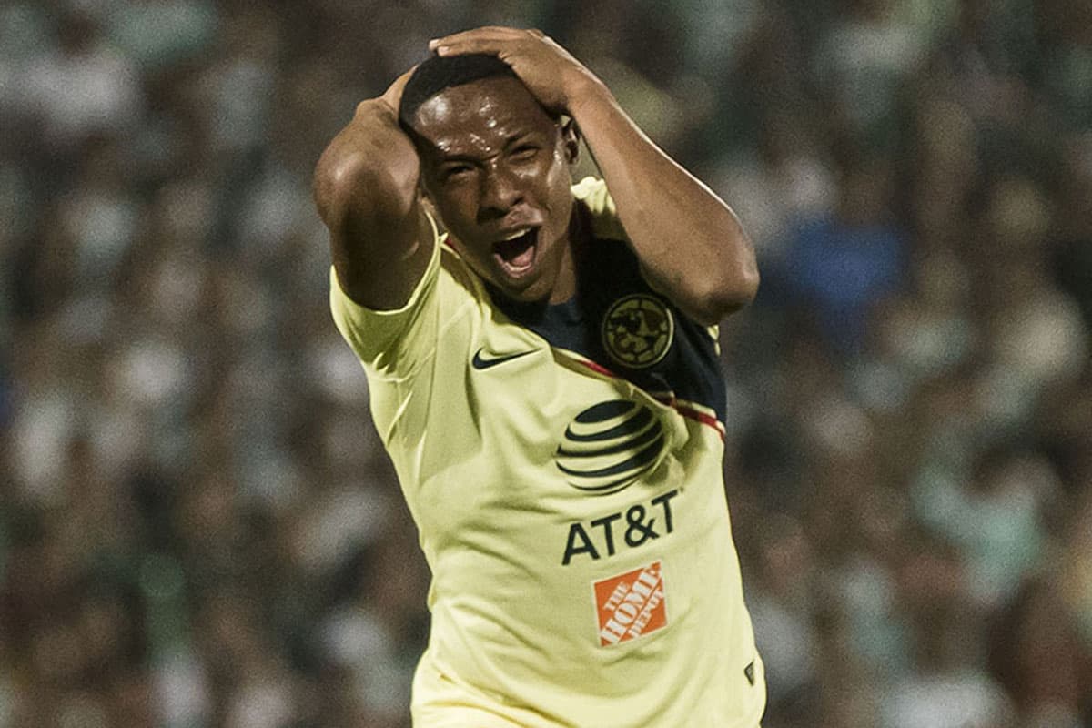 El colombiano Andrés Ibargüen se lamenta luego de haber fallado una opción clara de gol para el América.