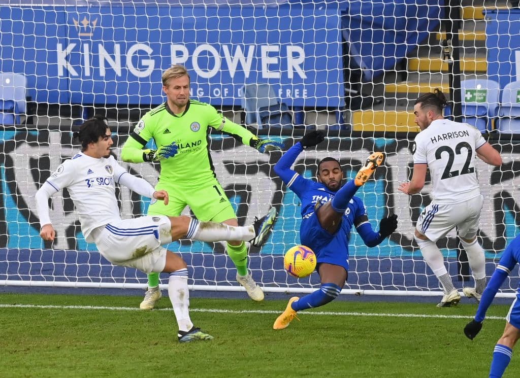 El Leeds de Bielsa se impone ante Leicester City 3-1 en el Kings Stadium. Stuart Dallas, Patrick Bramford y Jack Harrison fueron los encargados de darle la victoria a los 'Whites' en la J21 de la Premier League.