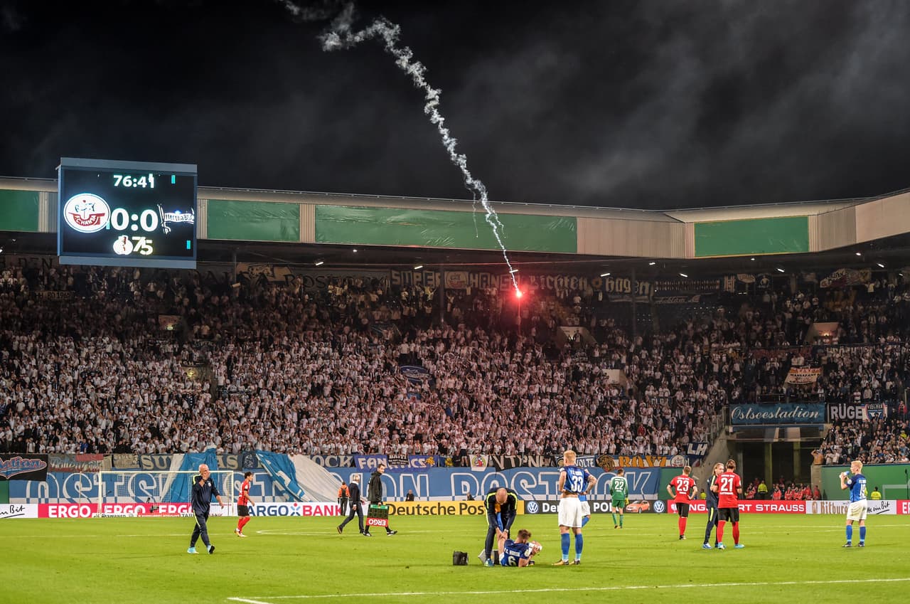Se lanzaron bengalas que comprometían la integridad física de los asistentes.
