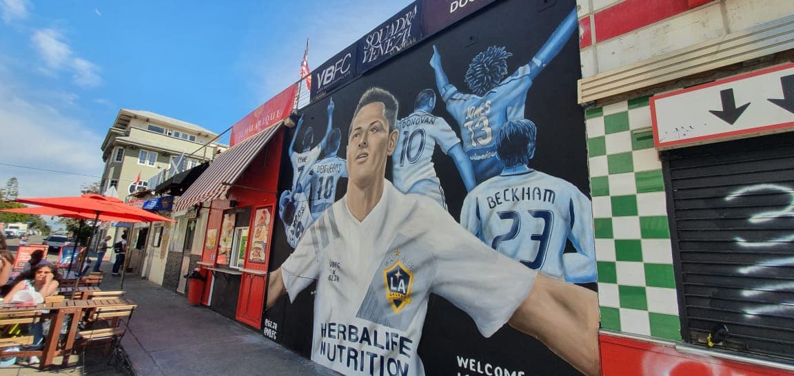 Los Angeles continúa rindiéndole tributo a Kobe y se ilusionan con la llegada del Chicharito al Galaxy.