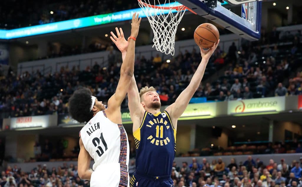 <b>Brooklyn Nets 106-105 Indiana Pacers.</b> Finta y canasta de Domantas Sabonis de los Pacers.