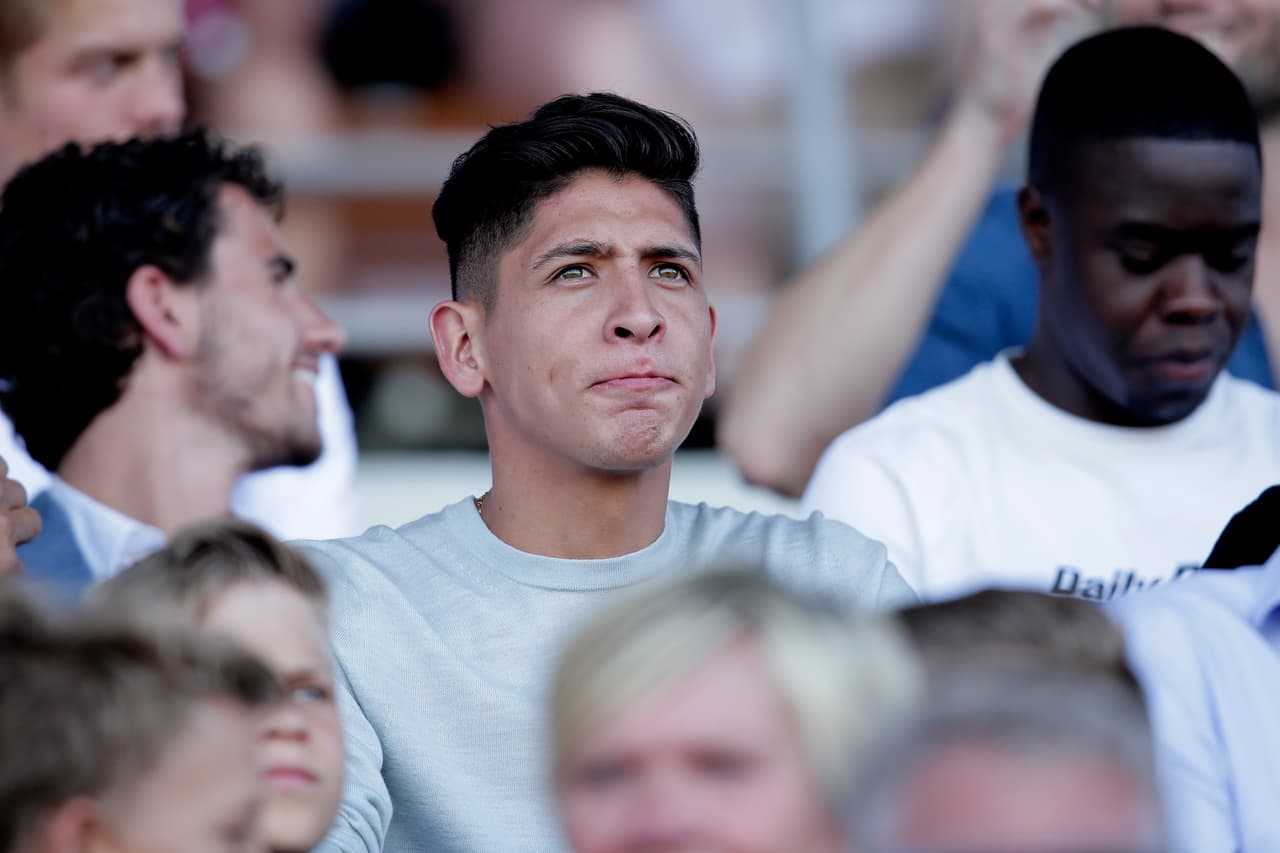 Edson Álvarez estuvo en la tribuna durante el primer partido de la temporada con el Ajax en la Eredivisie.