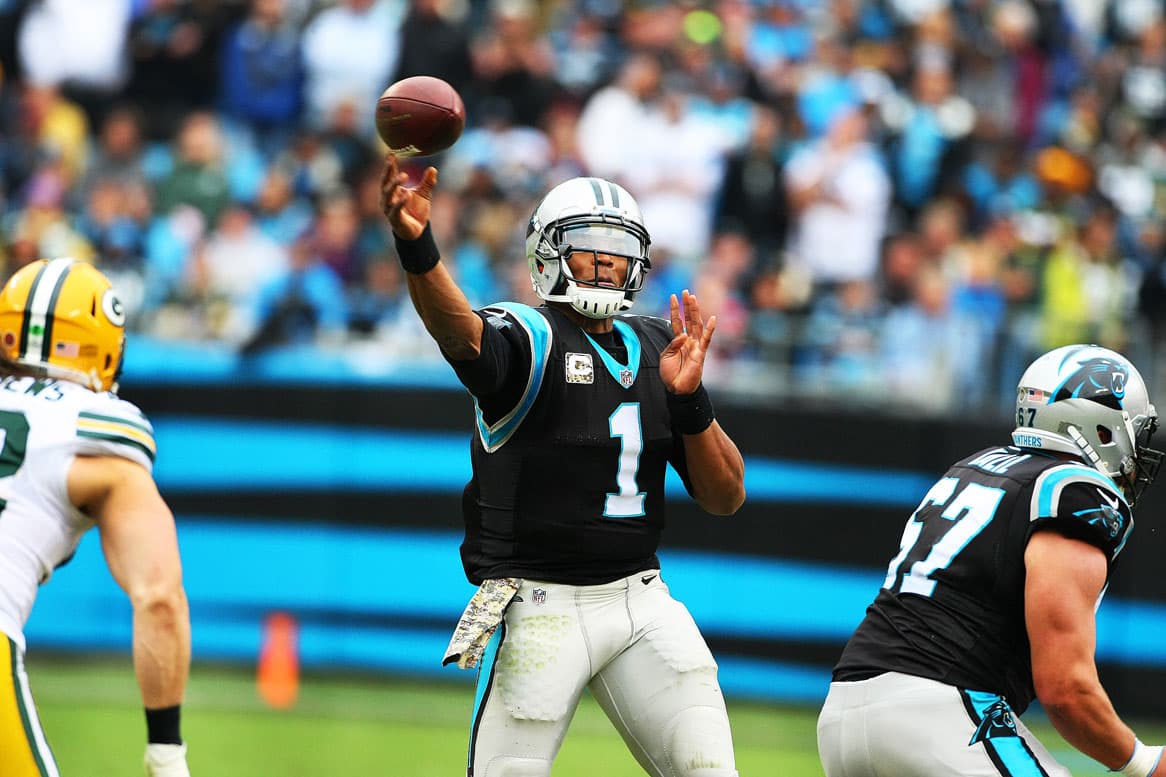 El juego entre Carolina y Green Bay de la semana 9 de la NFL tuvo varias imágenes que no se vieron en primera instancia, aquí te presentamos las mejores de ellas.